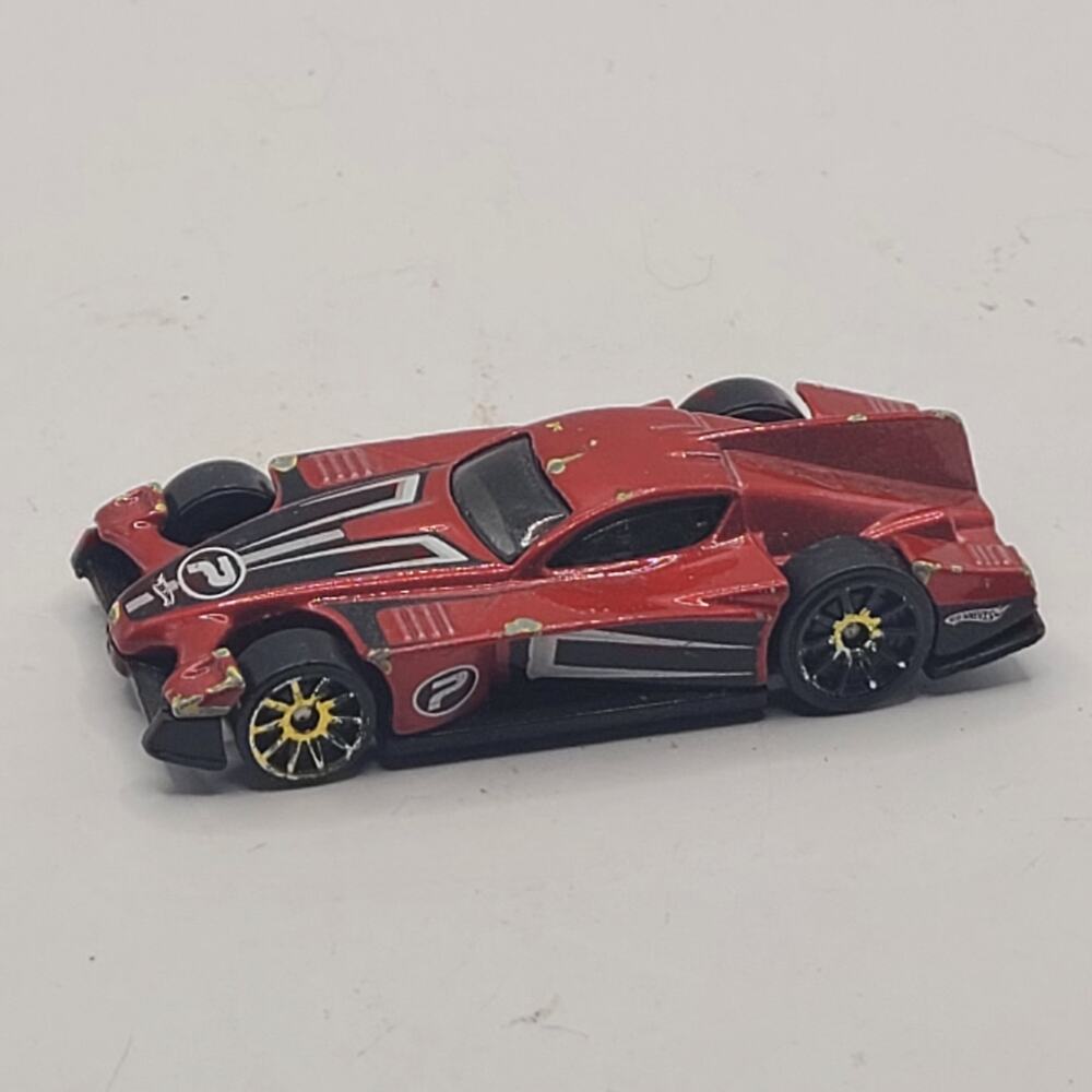 2005 Hot Wheels Red White Formul8r Malaysia Racing Diecast. Mystery Car b382